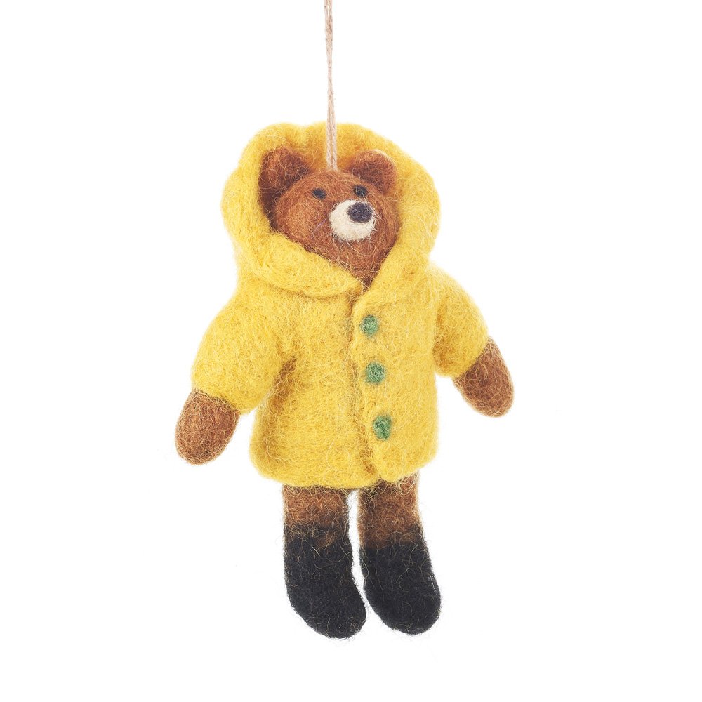 Bär im Regenmantel aus Filz