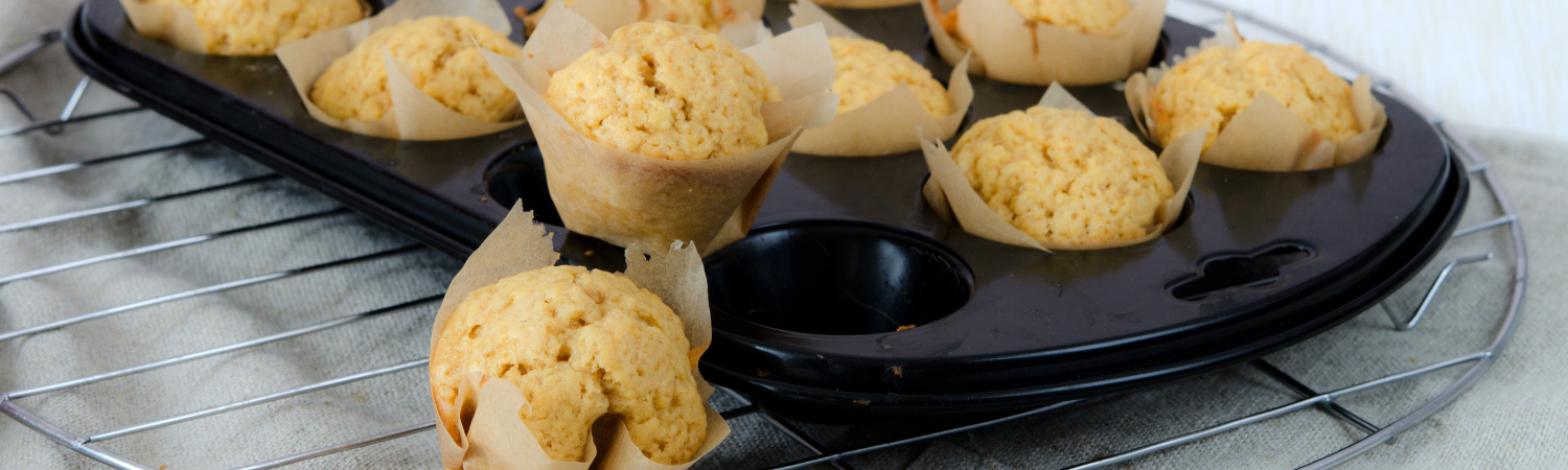 Muffinbackform gefüllt mit gebackenen Muffins