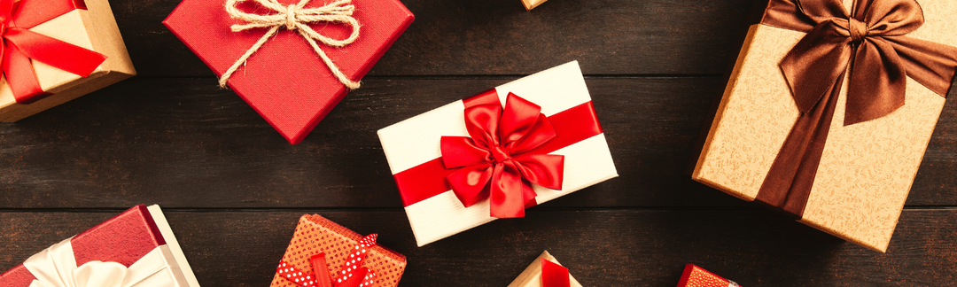 Kleine in rot und braun Tönen verpackte Geschenke mit Schleifen
