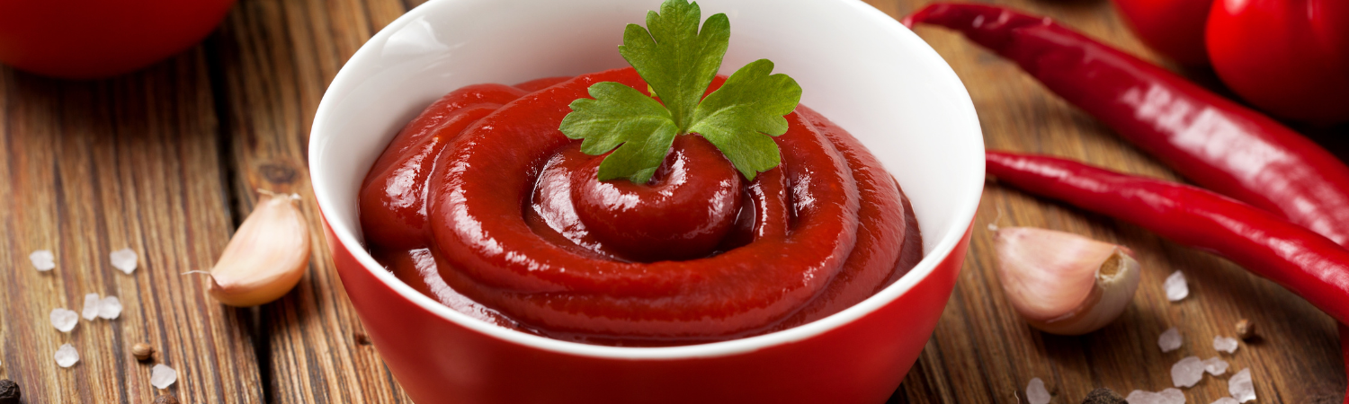 Eine kleine rote Schale gefüllt mit Ketchup