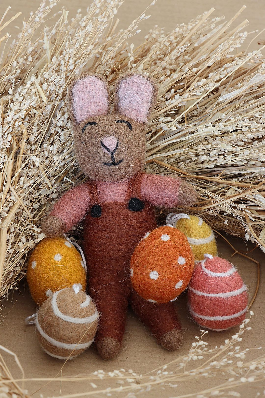 Anhänger Hase mit Latzhose, aus Filz